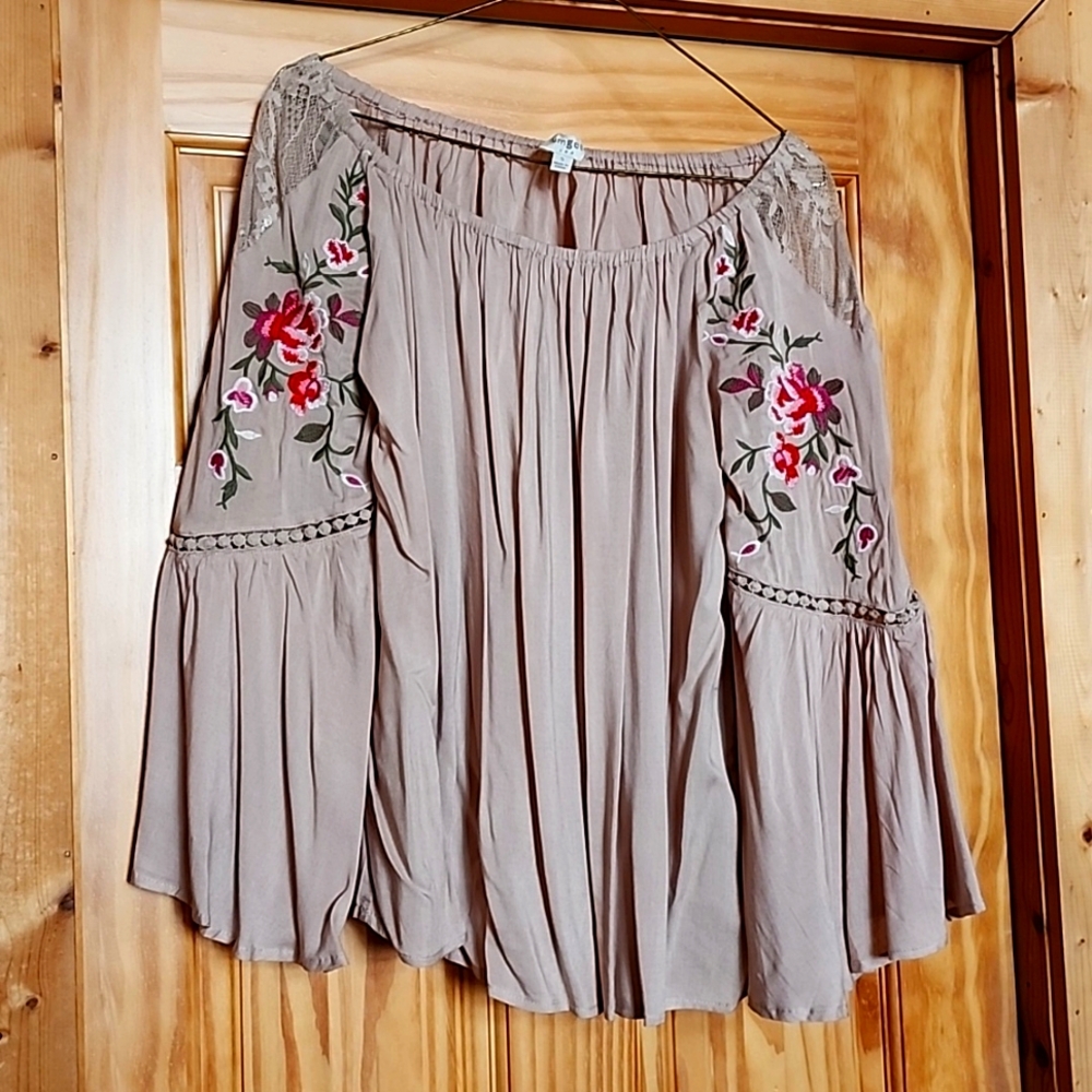 Gorgeous Umgee Blouse - Picture 2 of 5